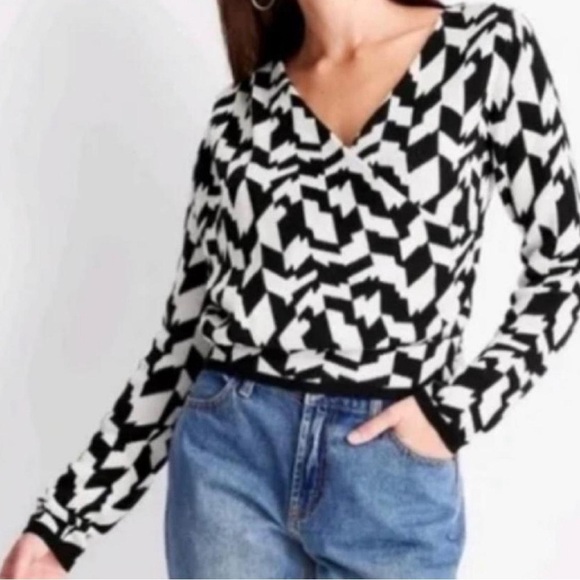 Future Collective Women's Asymmetrical V-Neck Pullover Crop Sweater Sz 3x Black - Picture 1 of 7